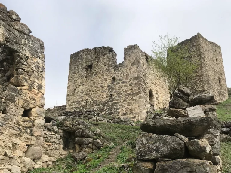 Развалины башни в селе Гарк